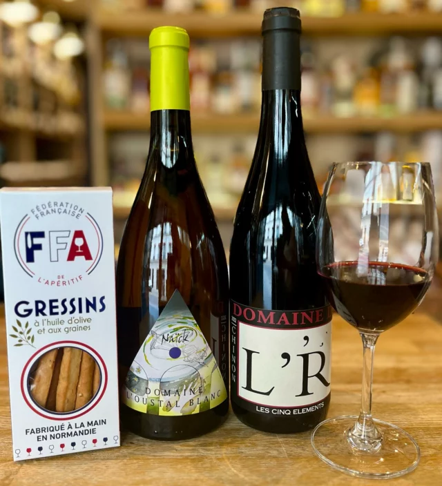 🍷 Dégustation cette semaine 

On vous a préparé un joli moment autour de deux superbes cuvées : 

🌞Naïk - Domaine de l’Oustal Blanc 

Un vin blanc du Minervois 95% grenache gris et 5% macabeu, tout en finesse et en fraîcheur, avec une belle minéralité, de beaux agrumes et des notes salines. Un blanc sudiste qui surprend par son équilibre ! 

🍇Chinon - Domaine de l’R 

Un rouge avec un peu de concentration et fruité, 100% cabernet franc, tout droit venu de la Loire. Pur jus, plein d’énergie, avec cette belle fraîcheur qu’on adore dans les vins de Frédéric Sigonneau 

📍On vous attend pour partager un bon verre (ou deux) avec un peu de charcuterie et discuter vin en toute simplicité ! 

#dégustation #Naïk #chinon #oustalblanc #domainedelr #caveponthieu #paris8ème #cavisteindépendant