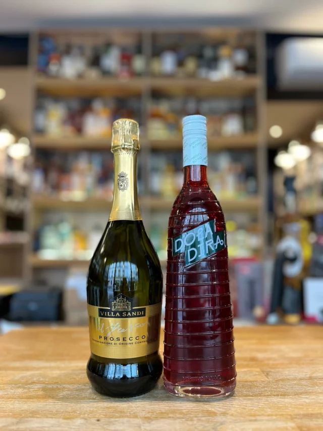 🌞 Le duo fraîcheur de l’été ! 

Associez le Prosecco Villa Sandi, avec ses notes croquantes de pomme et de fleur d’acacia, à la liqueur Dola Dira, aux saveurs originales de rhubarbe et de prune. 

Un mélange fruité, pétillant et ultra rafraîchissant à savourer au soleil 🍹

#summercombo #proseccovibes #villasandiprosecco #doladira #aperotime🍸 #caveponthieu #paris8 #spritz🍹